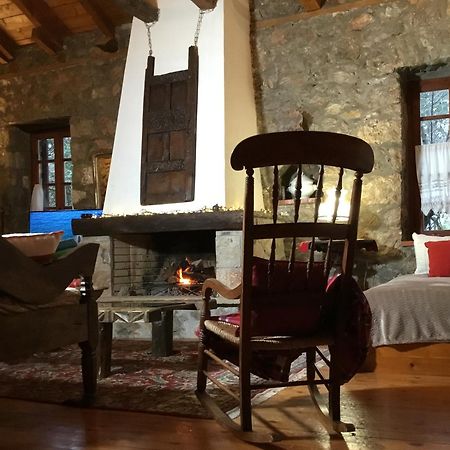 Villa Mariolata Stone House à Lílaia Extérieur photo