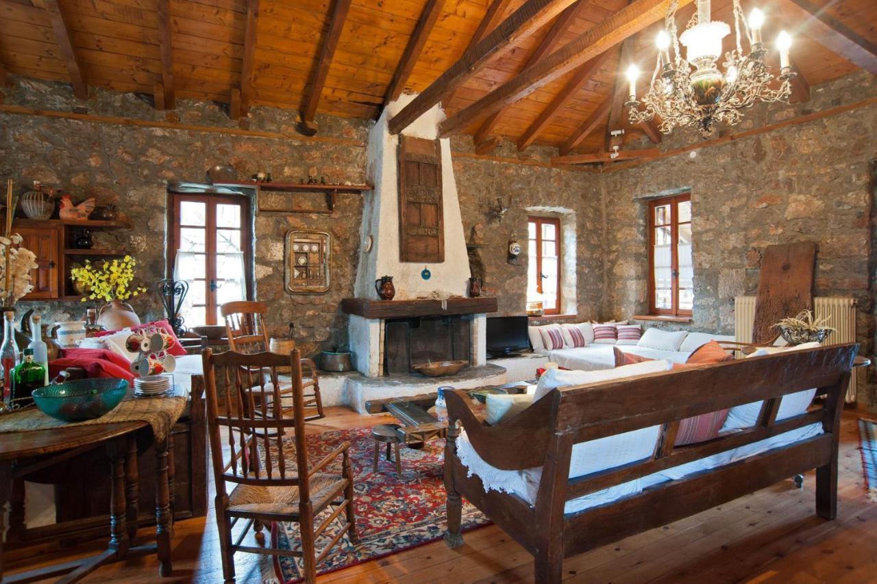 Villa Mariolata Stone House à Lílaia Extérieur photo