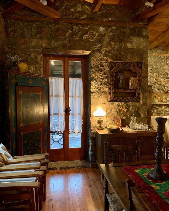 Villa Mariolata Stone House à Lílaia Extérieur photo