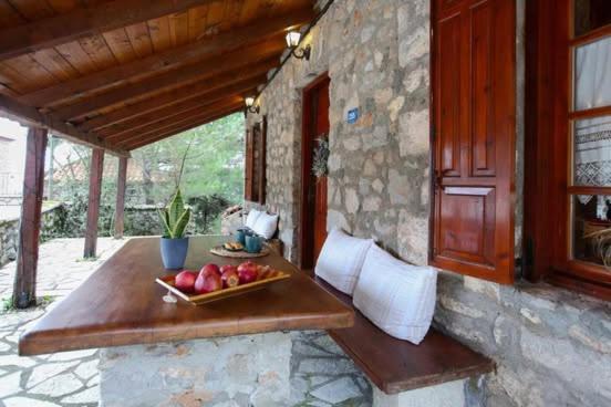 Villa Mariolata Stone House à Lílaia Extérieur photo