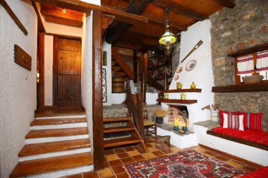 Villa Mariolata Stone House à Lílaia Extérieur photo